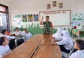 Babinsa Kelurahan Kalisari Koramil 03/Pasar Rebo, Ciracas Serka Hartono,AW, memberikan Inspiratif materi wawasan Kebangsaan kepada para siswa-siswi SDN 6 Kalisari Kecamatan Pasar Rebo, Senin (06/11/23).