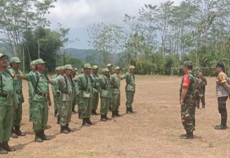 Koramil 0801/01 Pacitan Bekali Anggota Satlinmas