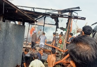 Sigap Babinsa Bantu Padamkan Kebakaran Rumah Warga