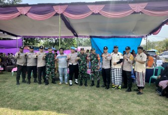 Anggota personel Polsek dan Anggota Danramil Belitang Dua