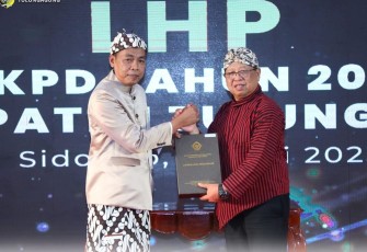 Bupati Tulungagung Drs Maryoto Birowo, M.M saat menerima piagam opini Wajar Tanpa Pengecualian