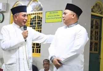 Gubernur Sumatera Utara Edy Rahmayadi menyempatkan diri menunaikan Shalat Subuh berjamaah bersama warga Labuhanbatu di Masjid Agung Rantauprapat. Kamis pagi (24/08/2023).