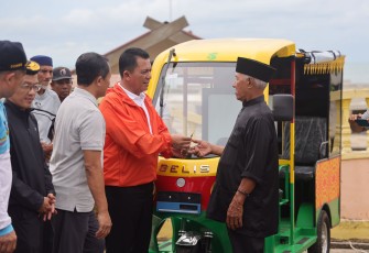 Gubernur Ansar saat serahkan Becak Listrik Untuk Masyarakat Penyengat dari Kemenhub RI