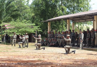 Latihan menembak gas air mata personel Satbrimob Polda Kalbar mengantisipasi kesalahan prosedur pada saat pelaksanaan tugas dilapangan, Jum’at (15/12/23)