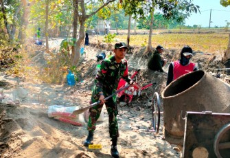 Babinsa Dawuhan Bantu Warga Selesaikan Pengerjaan Saluran Irigasi