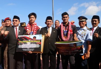 Gubernur Ansar secara simbolis saat Beri Bonus Atlet Peraih Medali SEA Games 2023 Asal Kepri disela Upacara Harkitnas ke-115 