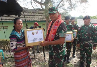 Pangdam IX/Udayana saat memberikan tali asih