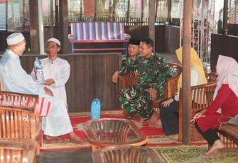 Dandim 1001 saat Silahturahmi ke Kediaman Abah Guru Danau