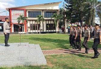 Kapolres Bitung, AKBP Tommy Bambang Souissa, S.I.K saat memimpin upacara kenaikan pangkat 42 Personil Polres Bitung