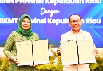 Penandatanganan Perjanjian Kerjasama antara BNN Kepri dengan BKMT Provinsi Kepri yang ditandatangani oleh Kepala BNN Kepri Henry Parlinggoman Simanjuntak dan Ketua BKMT Kepri Hj. Dewi Kumalasari Ansar
