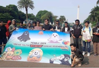 Puluhan mahasiswa yang tergabung dalam Komando Masyarakat Arus Depan (Komrad) Pancasila menggelar aksi damai di depan pintu Monas, Gambir, Jakarta Pusat, Rabu (13/12/2023)