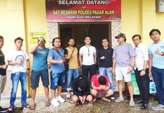 Tersangka (jongkok diborgol) saat diamankan