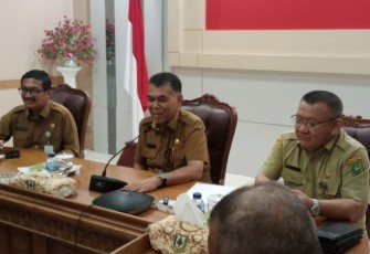Wan Siswandi saat Pimpin Rapat Koordinasi Persiapan HUT ke24 Kabupaten Natuna