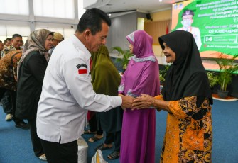 Gubernur Ansar saat Serahkan Bantuan Pertanian Perikanan dan Bantuan Pangan di Bintan