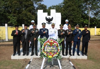 Danlanud Raden Sadjad Natuna Ikuti Ziarah di TMP Ranai  