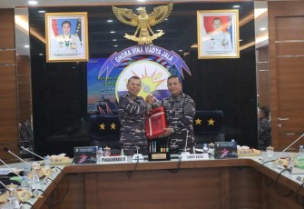 Panglima Komando Armada (Pangarmada) II, Komandan Pangkalan Utama TNI AL (Danlantamal) V Brigjen TNI Marinir Joni Sulistiawan. S. H., M. Han mengikuti memorandum serah terima jabatan Pangkoarmada II di Ruang Rapat Pangkormada II, Gedung Gajah Mada, Ujung, Surabaya. Minggu (17/12/2023)