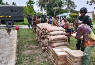 Satgas Yonif 310/KK saat Salurkan Bantuan Pangdam III/Siliwangi Untuk Gereja Warlef