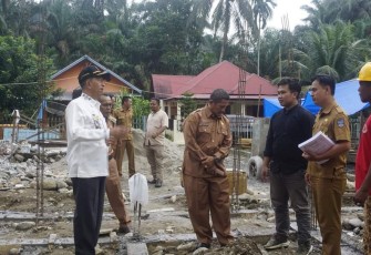 Tim Surpeyor dan Wabup Pasbar Risnawanto saat Kunjungi Puskesmas Paraman Mapalu 