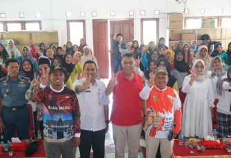 Bupati Natuna Berikan Bantuan Kader Kesehatan Kelurahan dan Pelatihan KPM di Midai