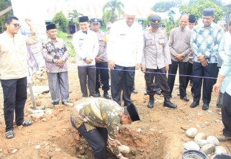Ketua DPRD Pasbar Erianto Lakukan Peletakan Batu Pertama Musholla SMPN 1 Pasaman 