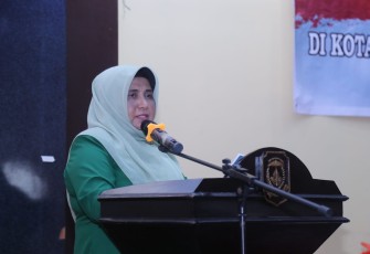 Wali Kota Tanjungpinang, Hj. Rahma, S.IP., M.M., saat menerima secara simbolis dan menyerahkan kembali bantuan tersebut kepada penerima manfaat, di Aula Dinas Sosial Kota Tanjungpinang, Rabu (8/3). 