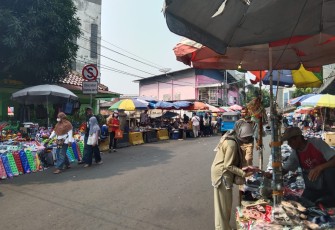 Suasana siang hari di Pasar Pagi Asemka (Dok Pribadi : Tera Oktaviani)