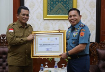 Laksdya TNI Irvansyah Berpamitan Dengan Gubernur Ansar 