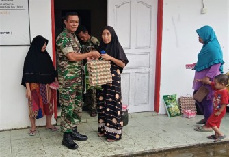 Babinsa Loa Duri Ulu saat Pastikan Penyaluran Bantuan Sudah Tepat Sasaran