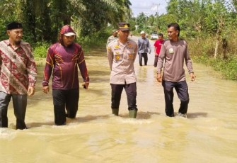 Kapolsek Ranto Peureulak Turun Langsung Pantau Daerah Rawan Banjir