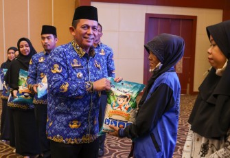 Gubernur Ansar Serahkan Bantuan Sosial UEP dan Beras Kepada Masyarakat Tanjungpinang dan Bintan