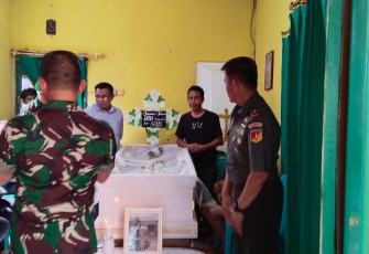 Danrem 131/Stg kanan saat melayat kerumah duka