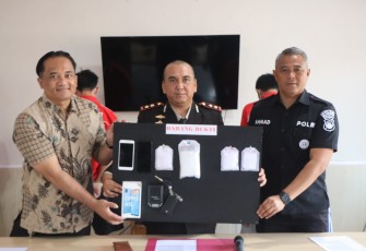 Wadir Dit Narkoba Polda Bengkulu, AKBP Tonny Kurniawan, S.I.K., menunjukan barang bukti saat press conference, Jumat (10/11/2023) 