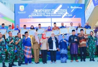Wali Kota Tanjungpinang Hj Rahma SIP MM saat foto bersama usai Murenbang.