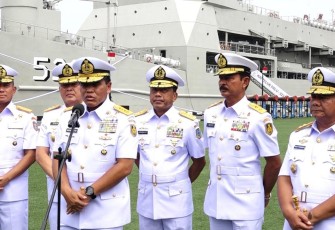 Kasal Laksamana TNI Muhammad Ali dihadapan awak media massa seusai memimpin Upacara Serah Terima Jabatan Komandan Pusat Hidro Osenografi TNI AL (Danpushidrosal) dan Panglima Komando Lintas Laut Militer (Pangkolinlamil) bertempat di lapangan M. Silam Mako Kolinlamil, Tanjung Priok, Jakarta Utara, Senin (20/11).