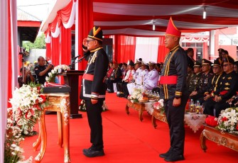 Wali Kota Bitung Maurits Mantiri saat melakukan penghormatan pada pengibaran bendera merah putih