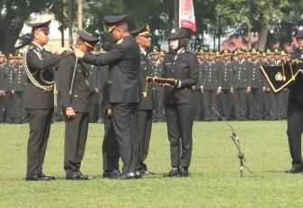 Kasetukpa Lemdiklat Polri Brigjen Pol Mardiaz Kusin Dwihananto, S.I.K., M.Hum bertindak selaku inspektur upacara, melantik secara resmi 1.250 bintara menjadi perwira Polri pada Rabu (08/11/2023)