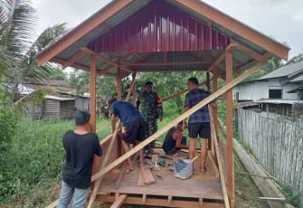 Babinsa Bersama Warganya Bangun Pos Kamling