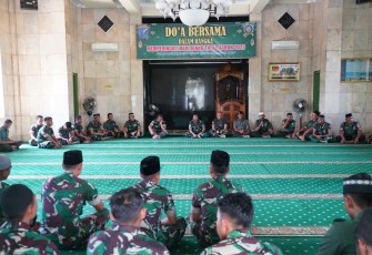 Dalam rangka memperingati Hari Juang TNI AD Ke-78 Tahun 2023, Korem 121/Abw menggelar Doa Bersama, bertempat di Masjid Darul Muttaqin Korem 121/Abw, Jl. Pangeran Kuning, Sintang, Kalimantan Barat, Kamis (14/12/2023)