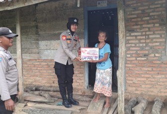 Polsek Belitang Tiga saat Bakti Sosial Program Bantuan Kemanusiaan Untuk Negeri