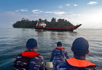 Dua Kapal Perang Koarmada III Bantu Kapal Kandas di Pulau Terluar