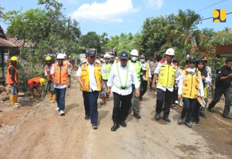 Menteri Basuki saat progres pembangunan jalan