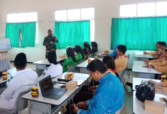 Babinsa Gurimbang saat Berikan Materi Wasbang Kepada Siswa SMPN 03 Sambaliung