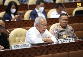 Menteri Basuki saat menghadiri rapat kerja bersama Komisi V DPR RI, di Jakarta, Selasa (4/4/2023).