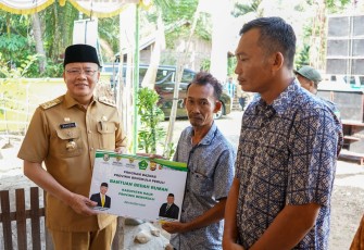 Gubernur Bengkulu Rohidin Mersyah Serahkan Bantuan RTLH dan Tabung Gas Elpiji 3 Kg   