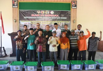 Bakti sosial penyerahan paket sembako bantuan Kepala Staf Angkatan Darat (Kasad) Jenderal TNI Maruli Simanjuntak dalam rangka kegiatan pembersihan dan penghijauan di Gunung Lawu diselenggarakan di Kantor Desa Bedagung, Kecamatan Panekan, Kabupaten Magetan, Rabu (27/12/2023). Penyerahan bantuan dilakukan oleh Danrem 081/DSJ Kolonel Inf H. Sugiyono