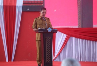 Wakil Walikota Bitung Hengky Honandar saat memberikan sambutan 