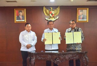 Gubernur Ansar Ahmad Tandatangani NPHD dengan KPU dan Bawaslu Kepri