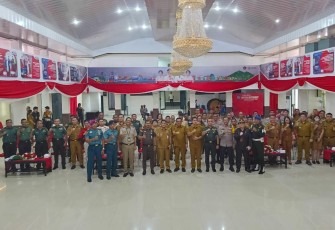 Dandim 1310/Bitung saat foto bersama Walikota Bitung dan Unsur Forkompinda Bitung lainnya