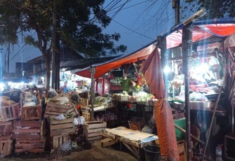 Salah satu kondisi lapak pedagang yang berdekatan dengan tempat pembuangan sampah di Pasar Pulo Jahe Foto : Leonardo Juan