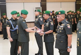 Pangdam IX/Udayana Mayjen TNI Sonny Aprianto, S.E., M.M., saat memimpin acara Tradisi dan Sertijab Pejabat Kodam IX/Udayana bertempat di Aula Udayana Makodam IX/Udayana, Denpasar, pada Selasa (28/3/2023).